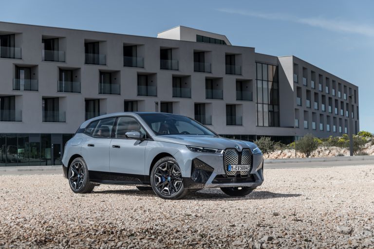 BMW iX xDrive50 – Die deutsche Alternative zu Tesla im Elektrosegment